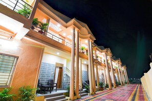 Fachada de la propiedad por la tarde o noche