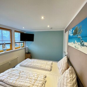 2 Schlafzimmer, Schreibtisch, Bügeleisen/Bügelbrett, Reisekinderbett