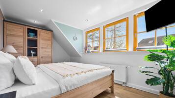 2 bedrooms, desk, iron/ironing board, travel cot