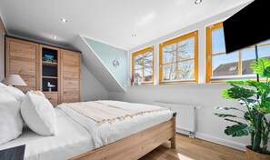 2 bedrooms, desk, iron/ironing board, travel crib