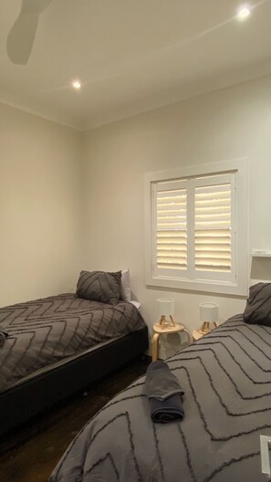 3 habitaciones, tabla de planchar con plancha, wifi y ropa de cama 