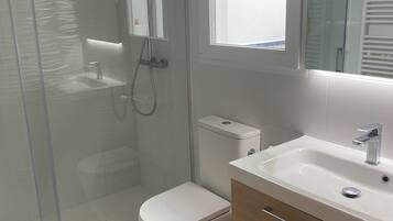 Een haardroger, handdoeken, zeep, toiletpapier