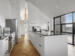 Kylskåp, mikrovågsugn, ugn och diskmaskin