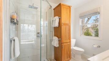 Shower, hair dryer, towels, shampoo