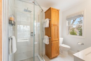 Bruser, hårtørrer, håndklæder, Shampoo