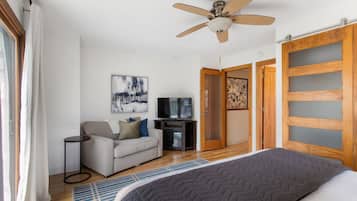 2 bedrooms, desk, iron/ironing board, WiFi