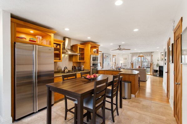 Frigorífic, microones, forn i placa de cuina 