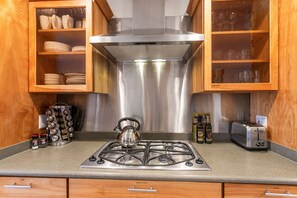 Frigorífico, microondas, horno y placa de cocina