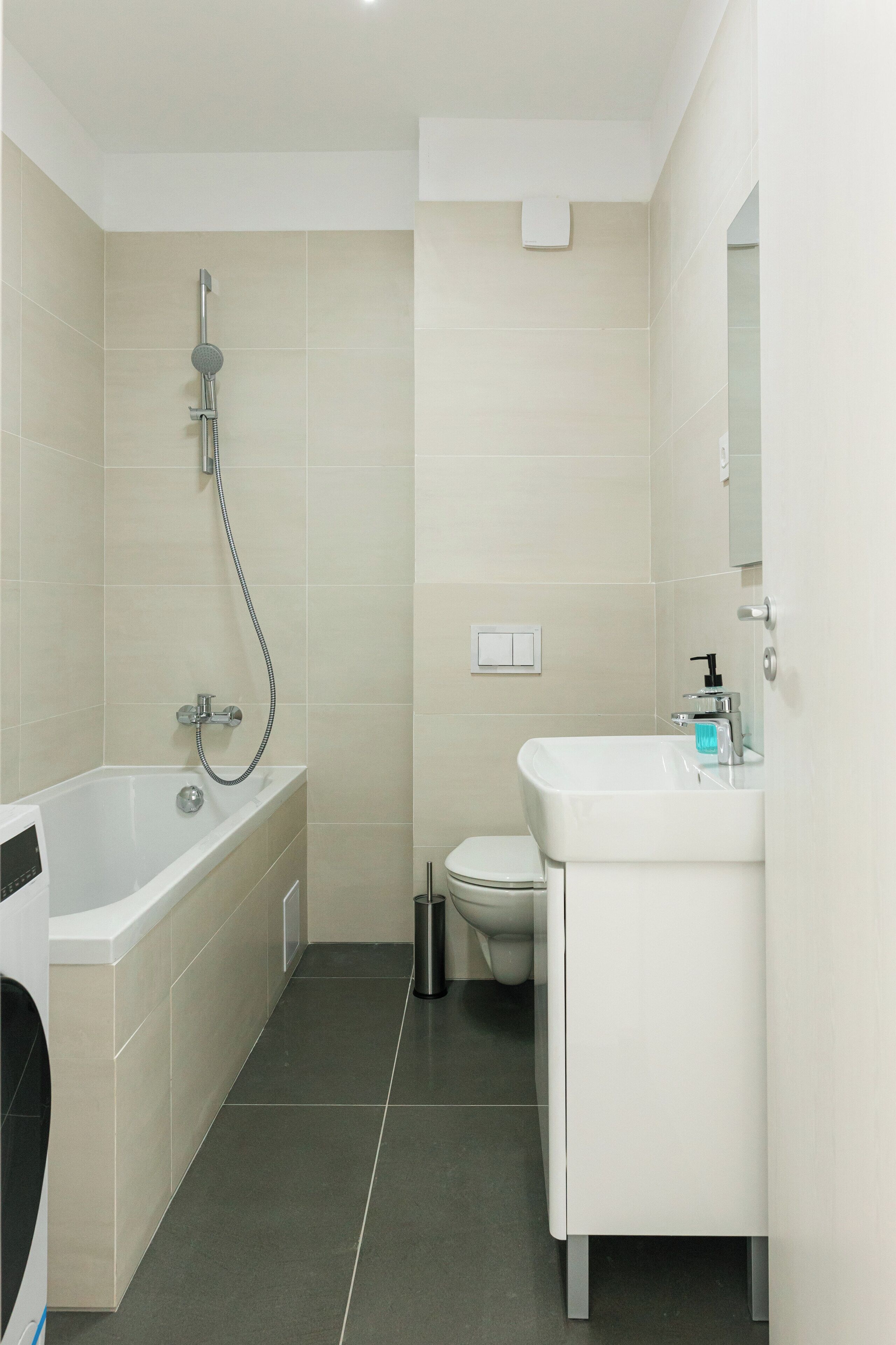 Sèche-cheveux, serviettes fournies, savon, shampoing