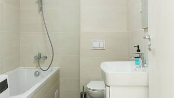 SĂšche-cheveux, serviettes fournies, savon, shampoing