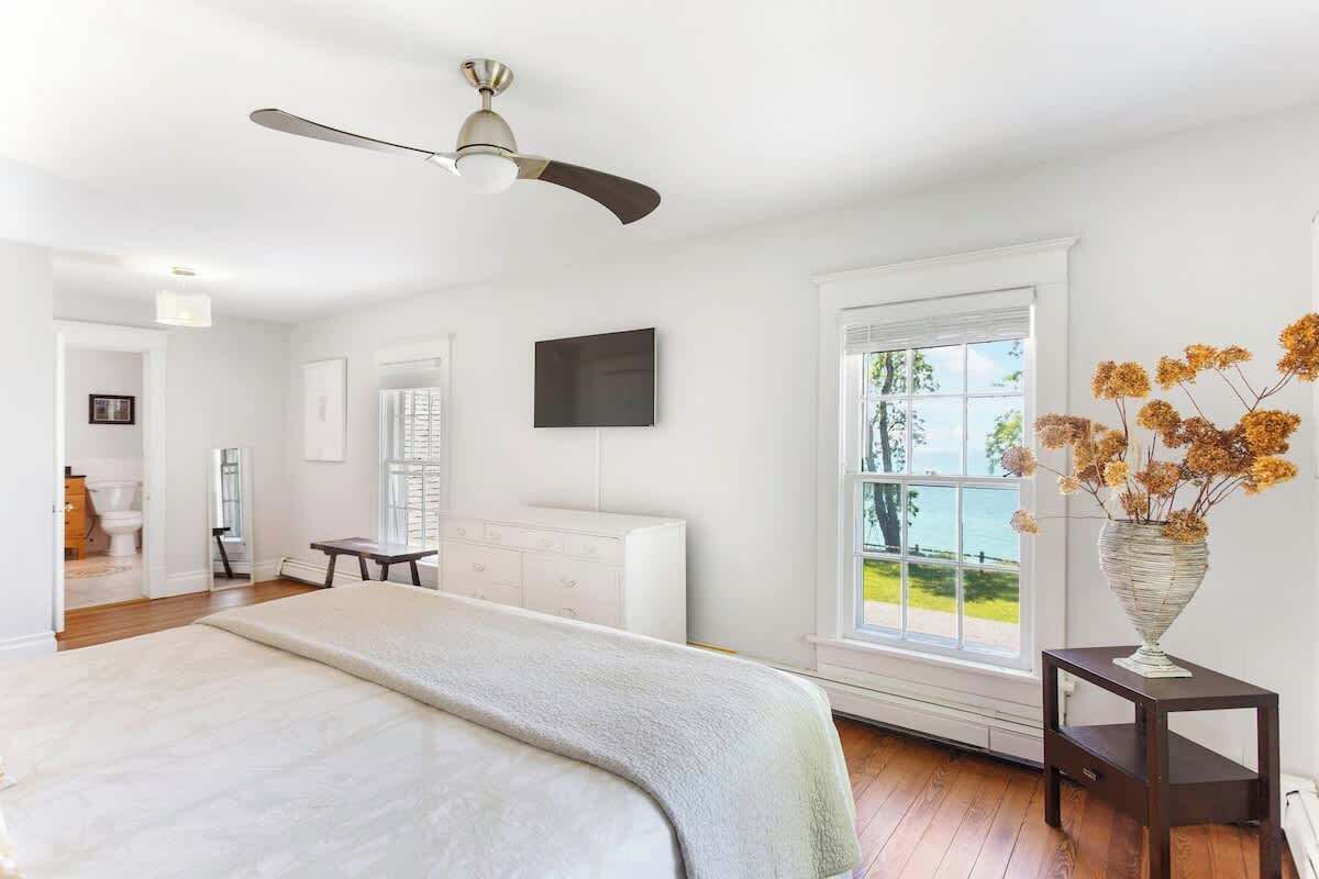 5 bedrooms, iron/ironing board, WiFi, bed sheets