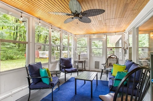 Colonial Cottage | Hot Tub | Sauna | Fire Pit