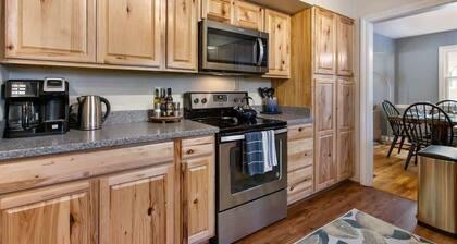 Colonial Cottage with Hot Tub & Sauna
