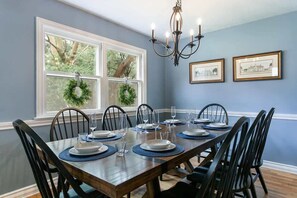 Dining - Colonial Cottage | Hot Tub | Sauna | Fire Pit (Holland)