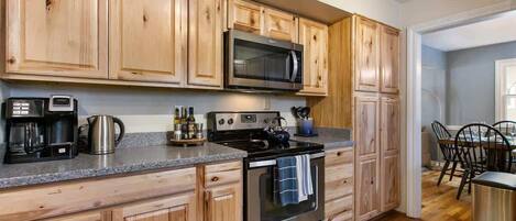 Een koelkast, een microgolfoven, een oven, een kookplaat