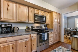 Fridge, microwave, oven, stovetop - Colonial Cottage | Hot Tub | Sauna | Fire Pit (Holland)