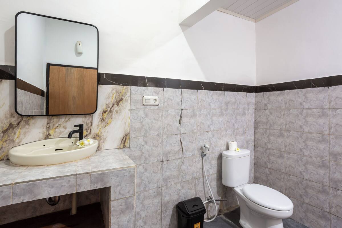 Shower, free toiletries, towels, soap