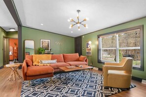 TV - Crescent Cottage (Fennville)