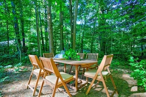 Outdoor dining - The Crescent Cottage | Kayaks | Bonfire | Lakeside (Fennville)