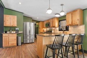 冷蔵庫、電子レンジ、オーブン、コンロ