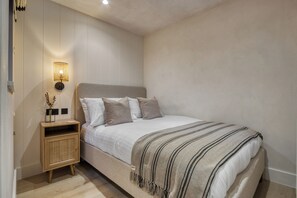 2 quartos, ferros/tábuas de passar roupa, berço de viagem