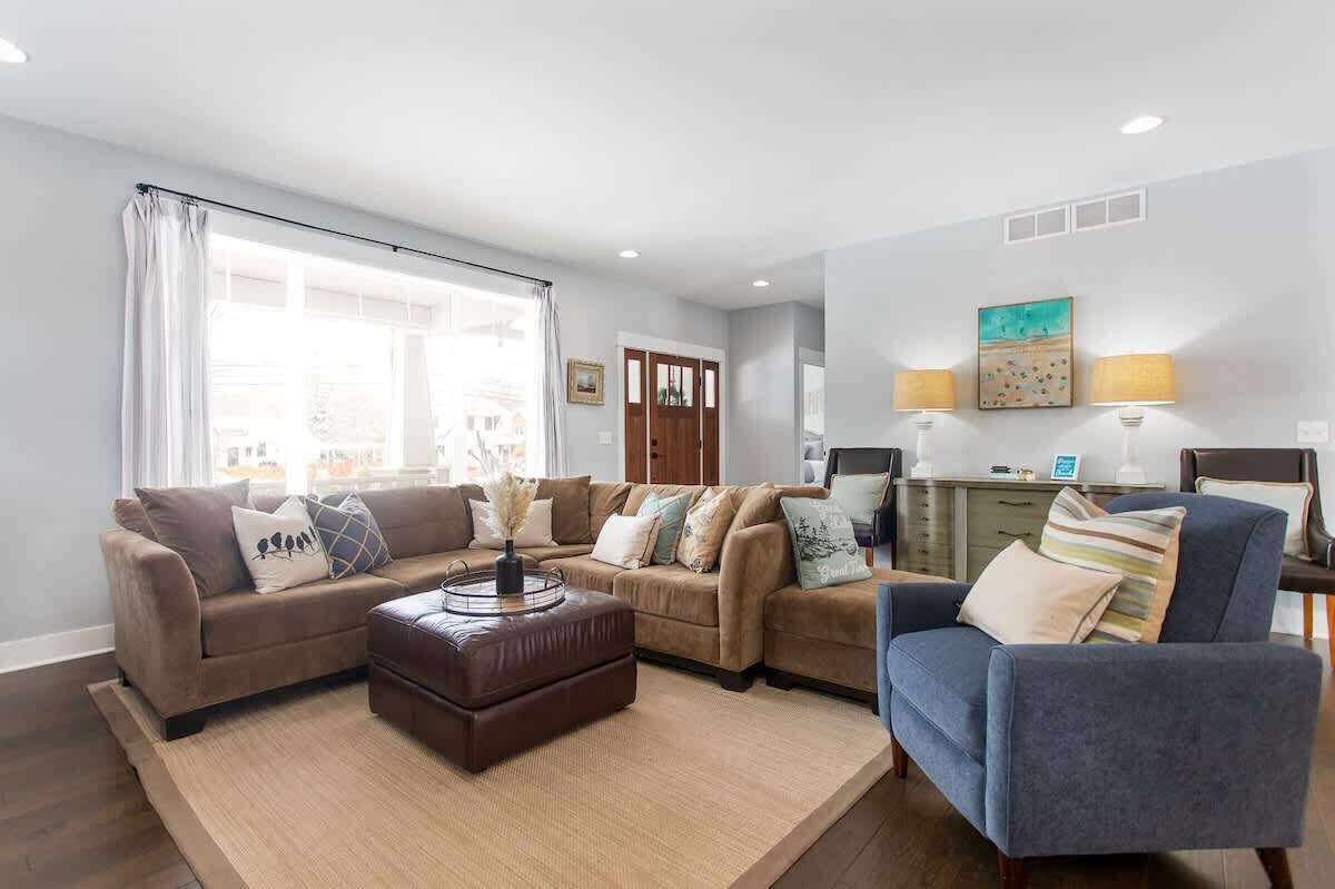 Televisie, een open haard en een kantoor