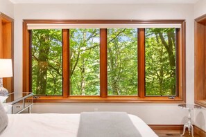 5 bedrooms, desk, iron/ironing board, travel crib - Hummingbird Beach House | Private Beach | Lakeside (Holland)
