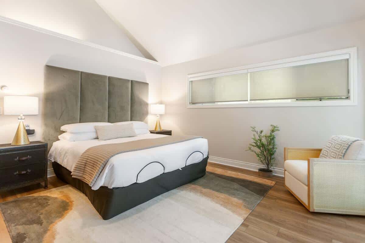 5 sovrum, skrivbord, strykjärn/strykbräda och resesäng