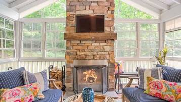 Télévision, cheminée