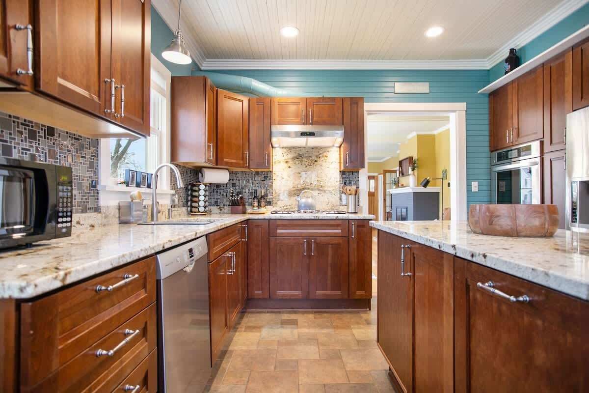 冷蔵庫、電子レンジ、オーブン、コンロ