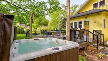 Tina de hidromasaje al aire libre