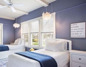 4 bedrooms, iron/ironing board, WiFi, bed sheets