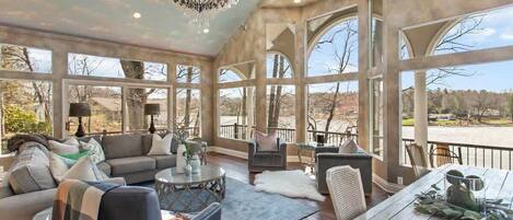 Televisión, chimenea y libros