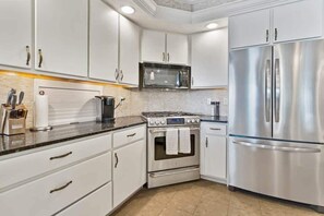 Fridge, microwave, oven, stovetop - The SaugaBuck House | River Front | Hot Tub (Saugatuck)