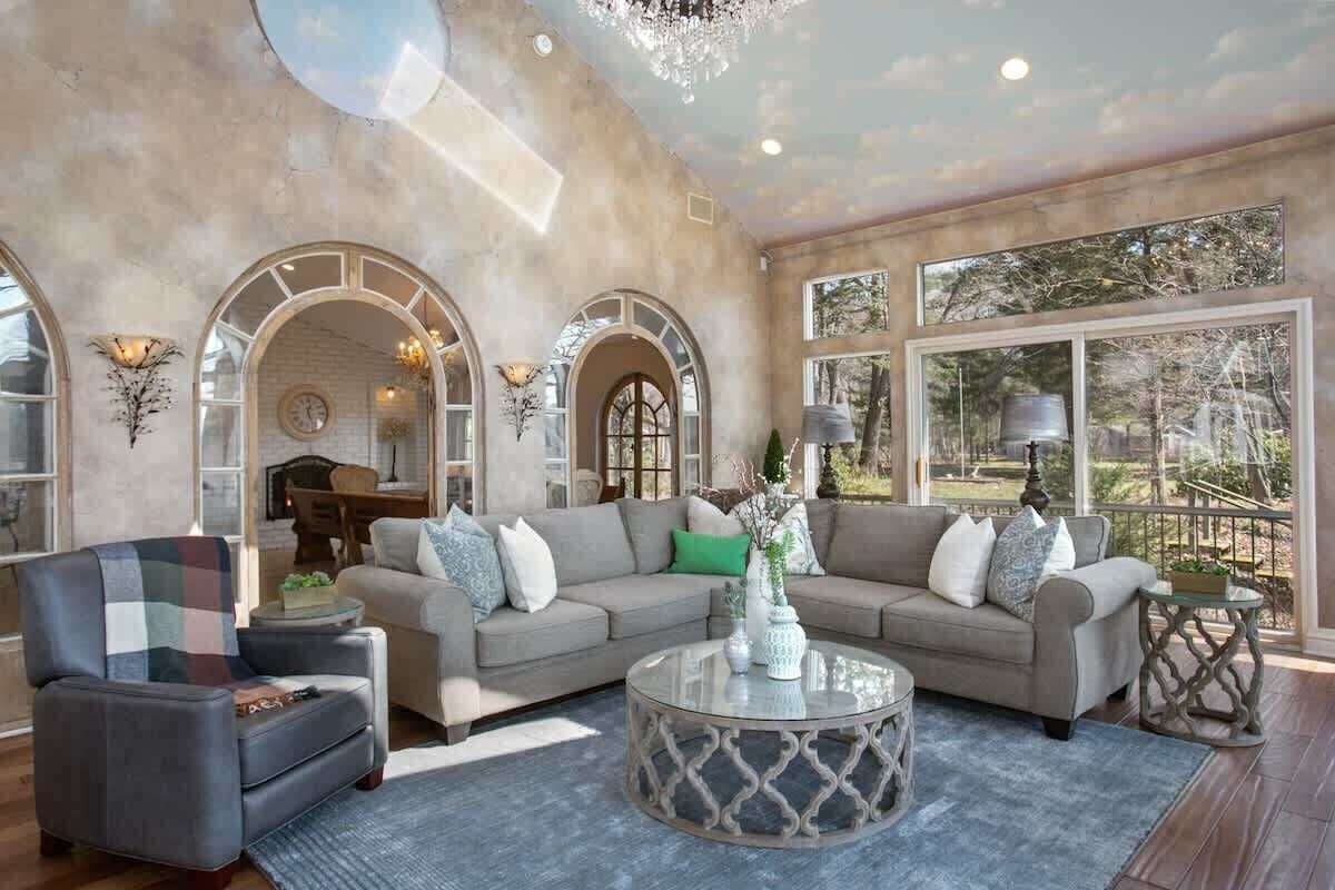 Televisión y chimenea 