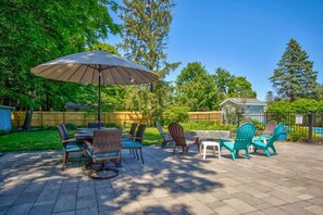 Outdoor dining - Woodcliff Cottage | Heated Private Pool (Holland)