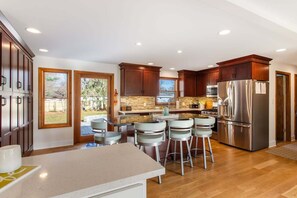 Fridge, microwave, oven, stovetop - Woodcliff Cottage | Heated Private Pool (Holland)