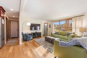 TV - Woodcliff Cottage | Heated Private Pool (Holland)