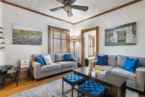 テレビ、暖炉、DVD プレーヤー