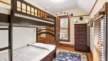 8 slaapkamers, een strijkplank/strijkijzer, reisbedje, wifi