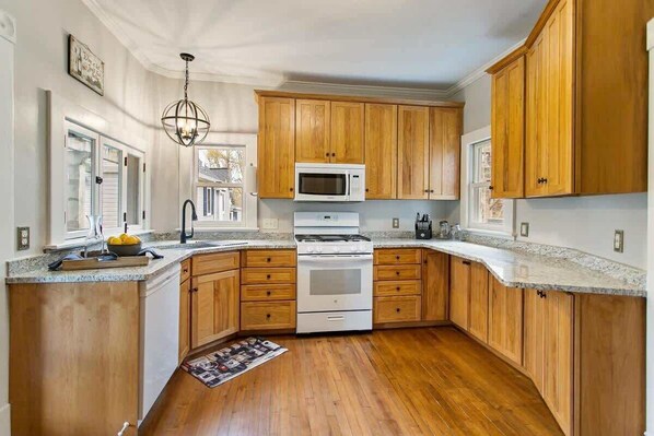 冷蔵庫、電子レンジ、オーブン、コンロ