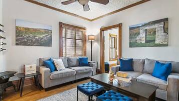 Een televisie, een open haard en een dvd-speler