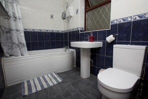 House | Bathroom | Combined shower/bathtub, deep-soaking bathtub, hair dryer, towels - Stunning Spacious Bungalow With Ample Parking (Romford)