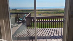 Una terraza con vista a la playa.