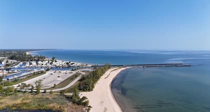 New! Carpe Diem 365 - Very Cute Lakefront Condo with Private Beach!