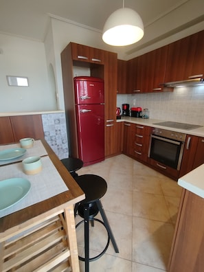 Fridge, oven, stovetop, coffee/tea maker - Classy 1-bedroom condo; WiFi, AC, home-office, playroom, sea view at Salamina (Salamina)