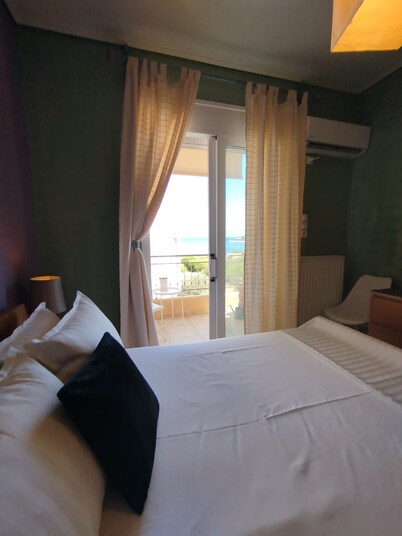 Classy 1-bedroom condo; WiFi, AC, home-office, playroom, sea view at Salamina