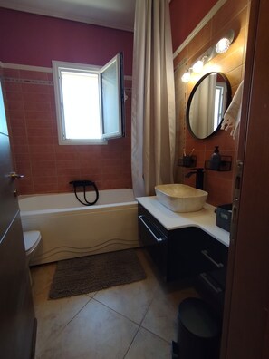 Jetted tub, hair dryer, towels, soap - Classy 1-bedroom condo; WiFi, AC, home-office, playroom, sea view at Salamina (Salamina)