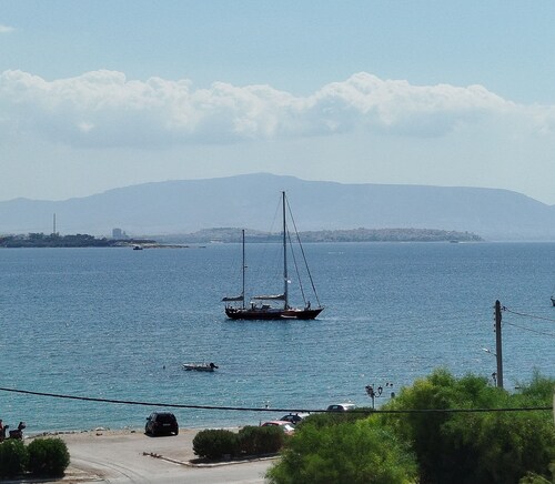 Classy 1-bedroom condo; WiFi, AC, home-office, playroom, sea view at Salamina