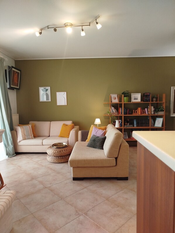 Smart TV, books, printers - Classy 1-bedroom condo; WiFi, AC, home-office, playroom, sea view at Salamina (Salamina)